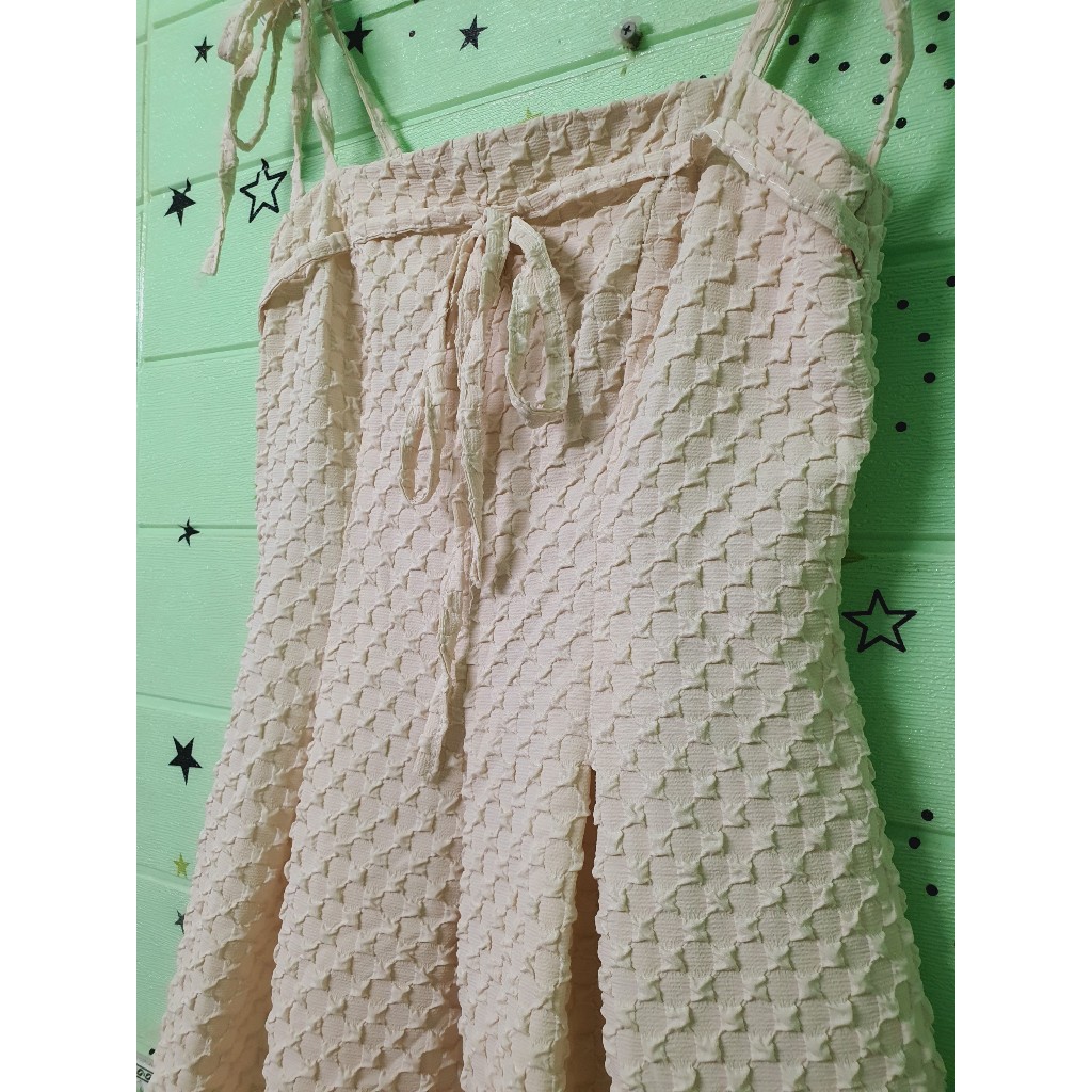Đầm 2 dây xoè dáng dài màu kem, chất vải xốp