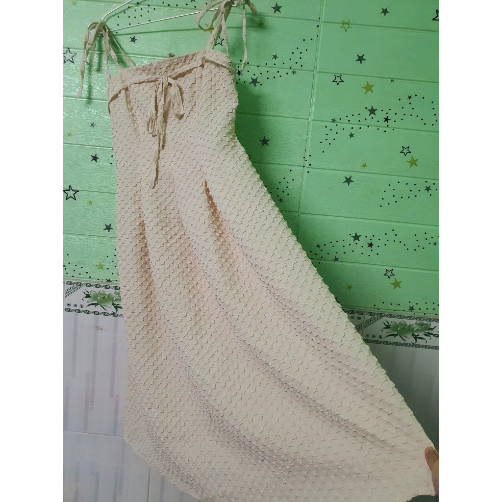 Đầm 2 dây xoè dáng dài màu kem, chất vải xốp