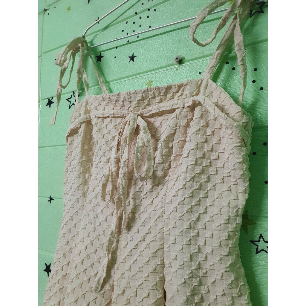 Đầm 2 dây xoè dáng dài màu kem, chất vải xốp