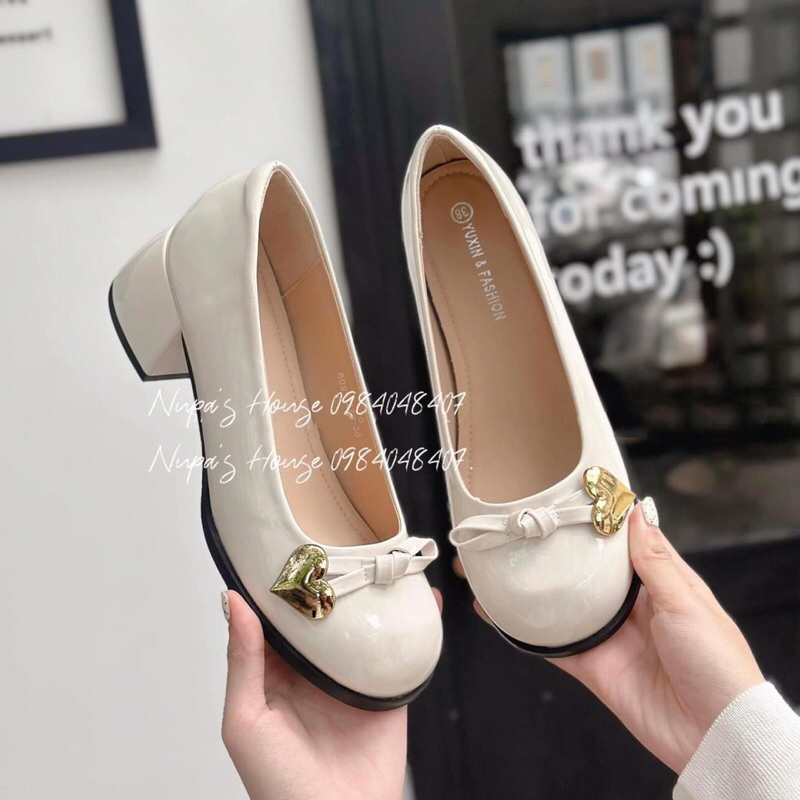 Giày da bóng gót thấp mũi tròn .