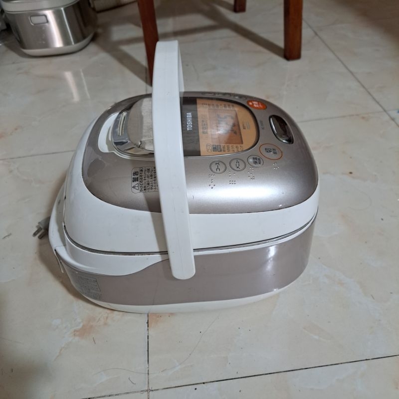 Nồi cơm nhật bãi Toshiba 1l cao tần áp suất hút chân không ,Hình thức còn đẹp