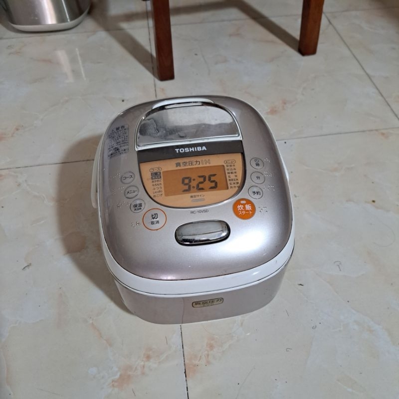 Nồi cơm nhật bãi Toshiba 1l cao tần áp suất hút chân không ,Hình thức còn đẹp