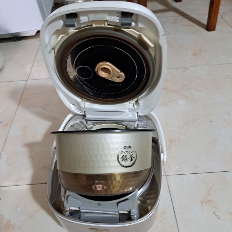 Nồi cơm nhật bãi Toshiba 1l cao tần áp suất hút chân không ,Hình thức còn đẹp