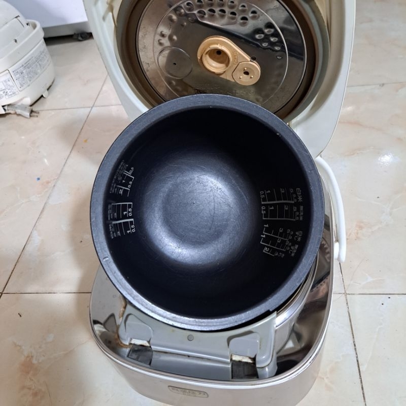 Nồi cơm nhật bãi Toshiba 1l cao tần áp suất hút chân không ,Hình thức còn đẹp