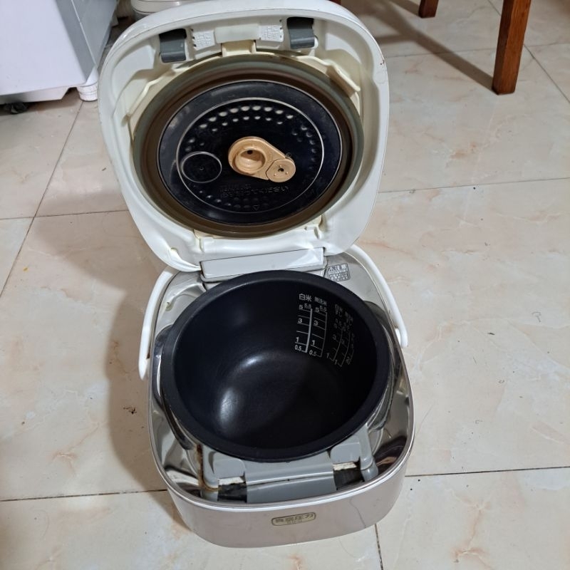 Nồi cơm nhật bãi Toshiba 1l cao tần áp suất hút chân không ,Hình thức còn đẹp