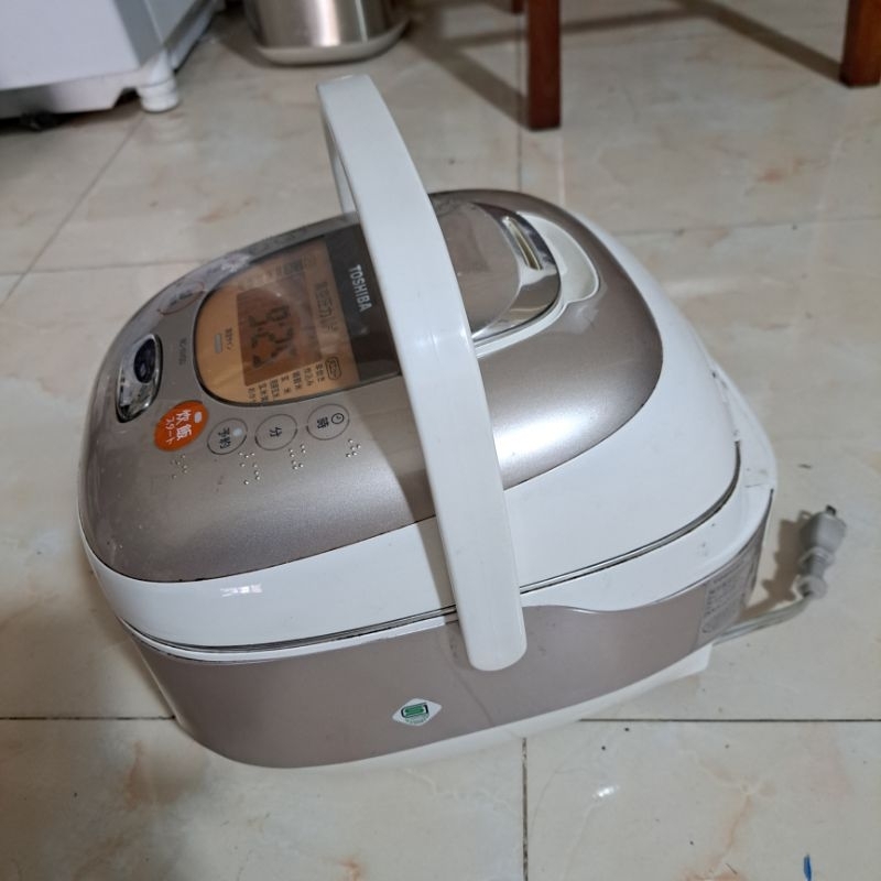 Nồi cơm nhật bãi Toshiba 1l cao tần áp suất hút chân không ,Hình thức còn đẹp