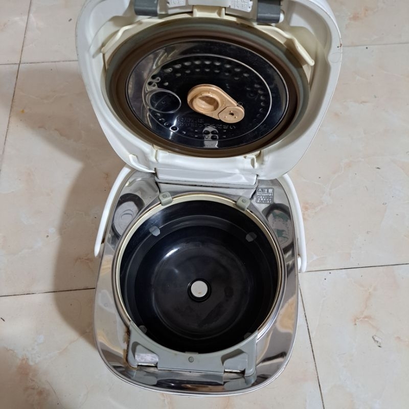 Nồi cơm nhật bãi Toshiba 1l cao tần áp suất hút chân không ,Hình thức còn đẹp