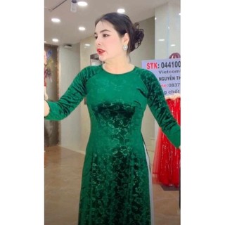 Áo dài nhung vân hoa ép có cổ và cổ tròn.
