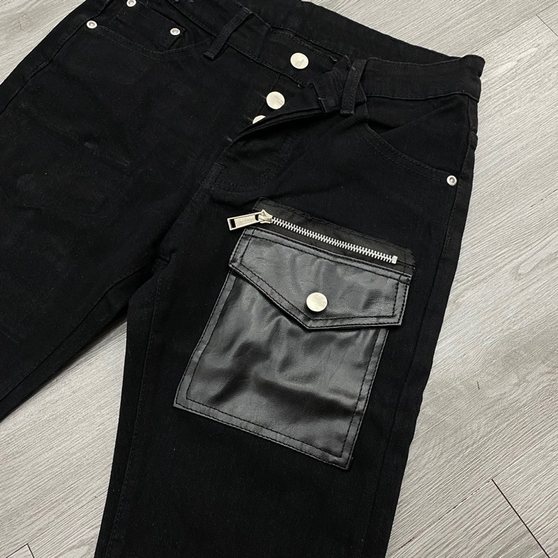 Quần jean dsq2 thêu túi da bản 4 cúc rách gối 1 bên,quần dsq2 đen thêu túi da khoá ngang đơn giản
