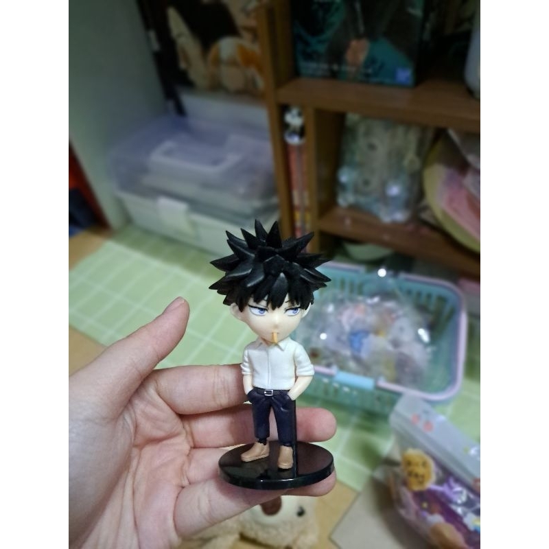 Figer Megumi Fushiguro áo trắng