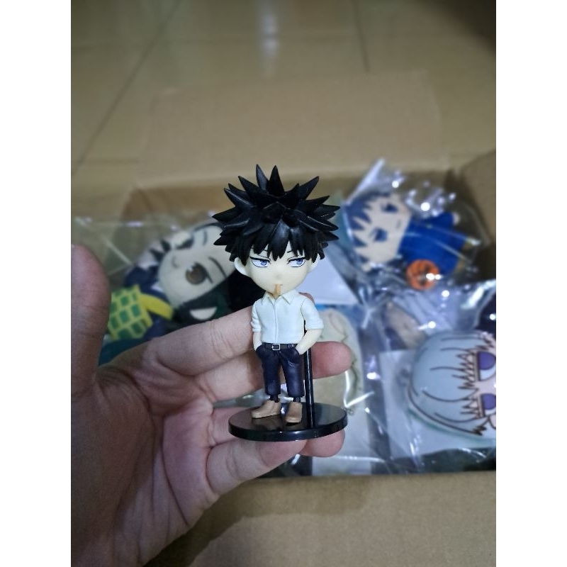 Figer Megumi Fushiguro áo trắng