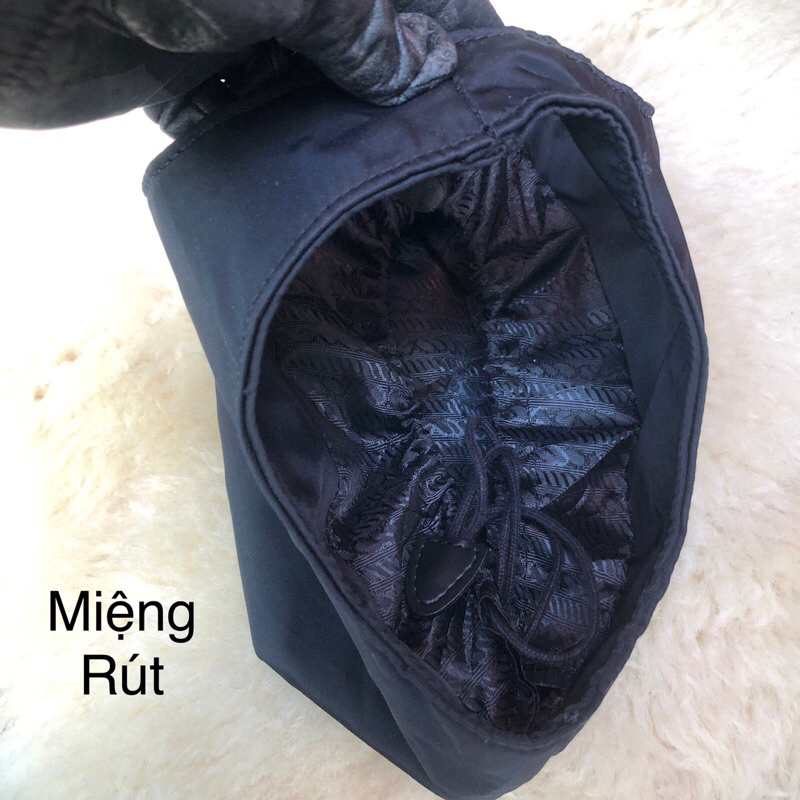 Túi chuẩn si. Túi qua sử dụng. Khách vui lòng xem hình nếu muốn biết thêm thông tin sản phẩm mời khách vô chat . Thanks.