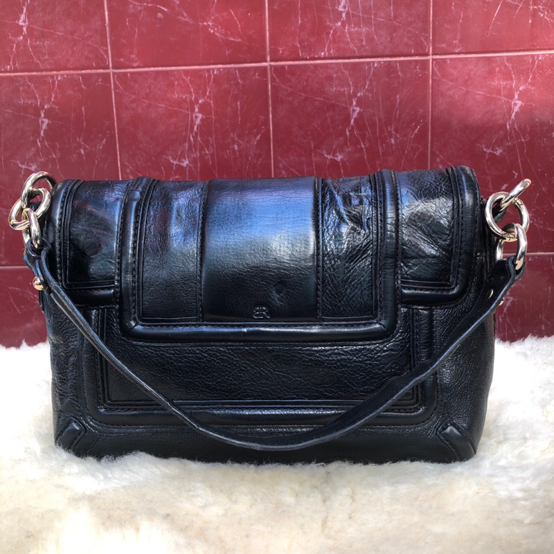 Túi chuẩn si. Túi qua sử dụng. Khách vui lòng xem hình nếu muốn biết thêm thông tin sản phẩm mời khách vô chat . Thanks.