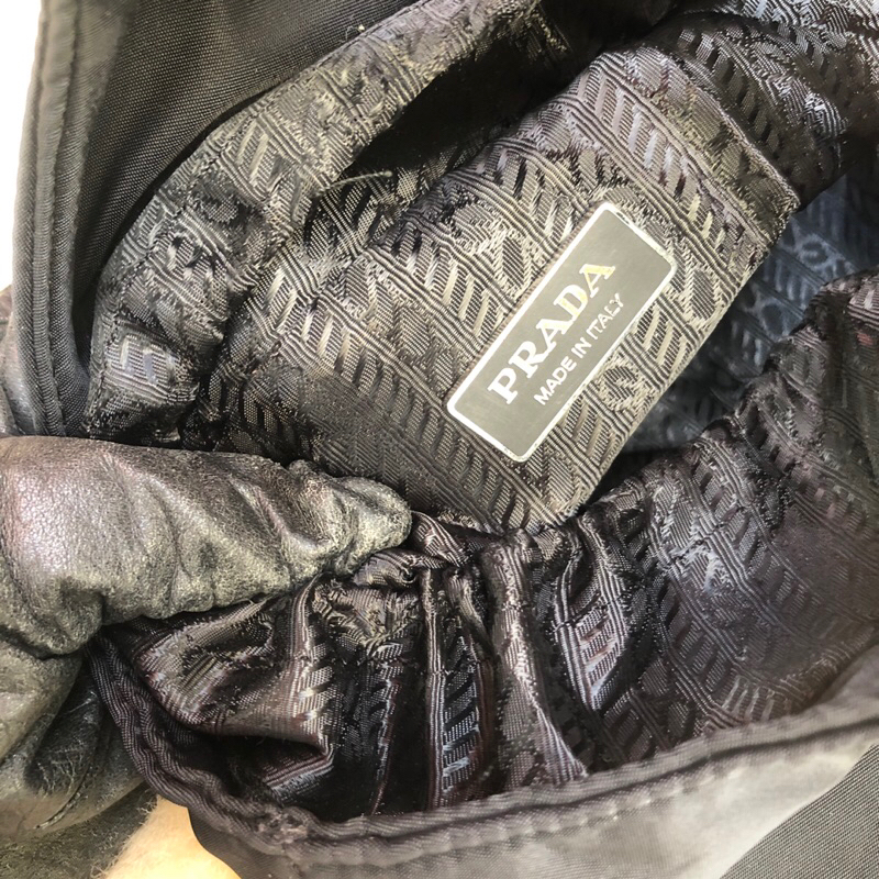 Túi chuẩn si. Túi qua sử dụng. Khách vui lòng xem hình nếu muốn biết thêm thông tin sản phẩm mời khách vô chat . Thanks.