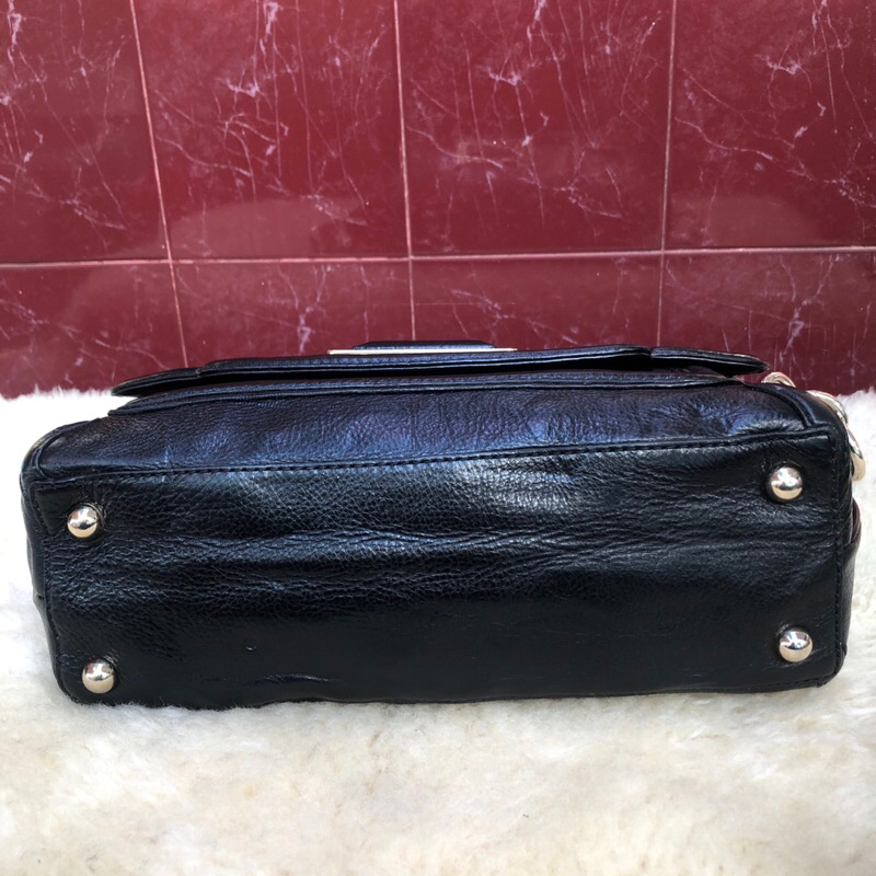 Túi chuẩn si. Túi qua sử dụng. Khách vui lòng xem hình nếu muốn biết thêm thông tin sản phẩm mời khách vô chat . Thanks.