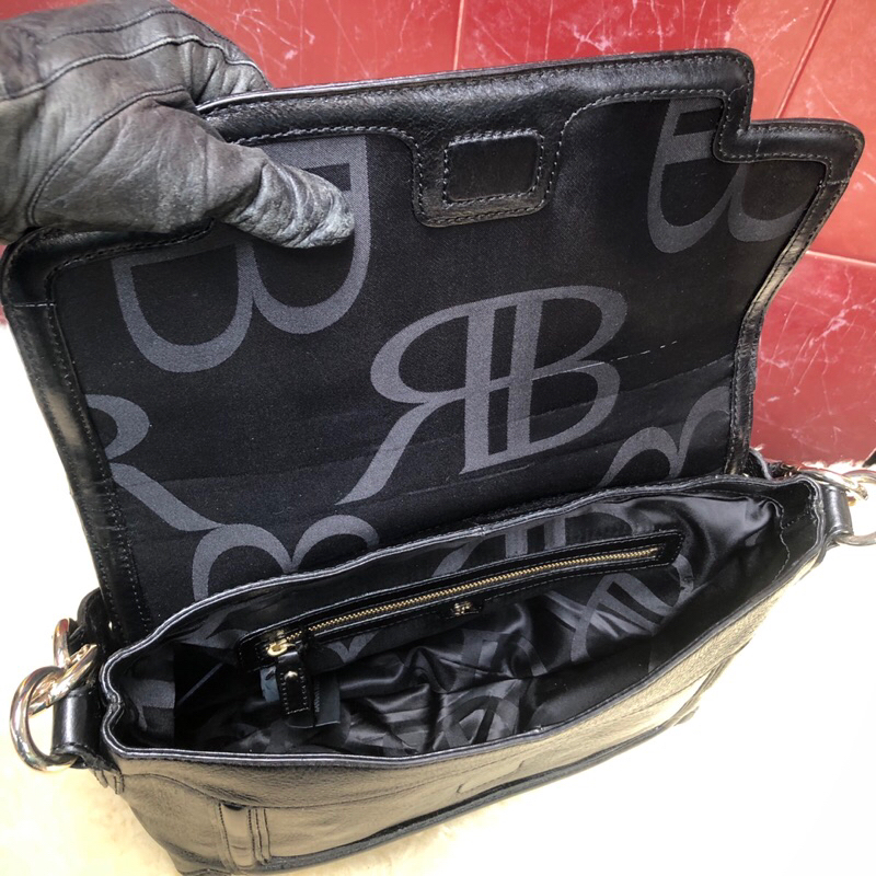 Túi chuẩn si. Túi qua sử dụng. Khách vui lòng xem hình nếu muốn biết thêm thông tin sản phẩm mời khách vô chat . Thanks.