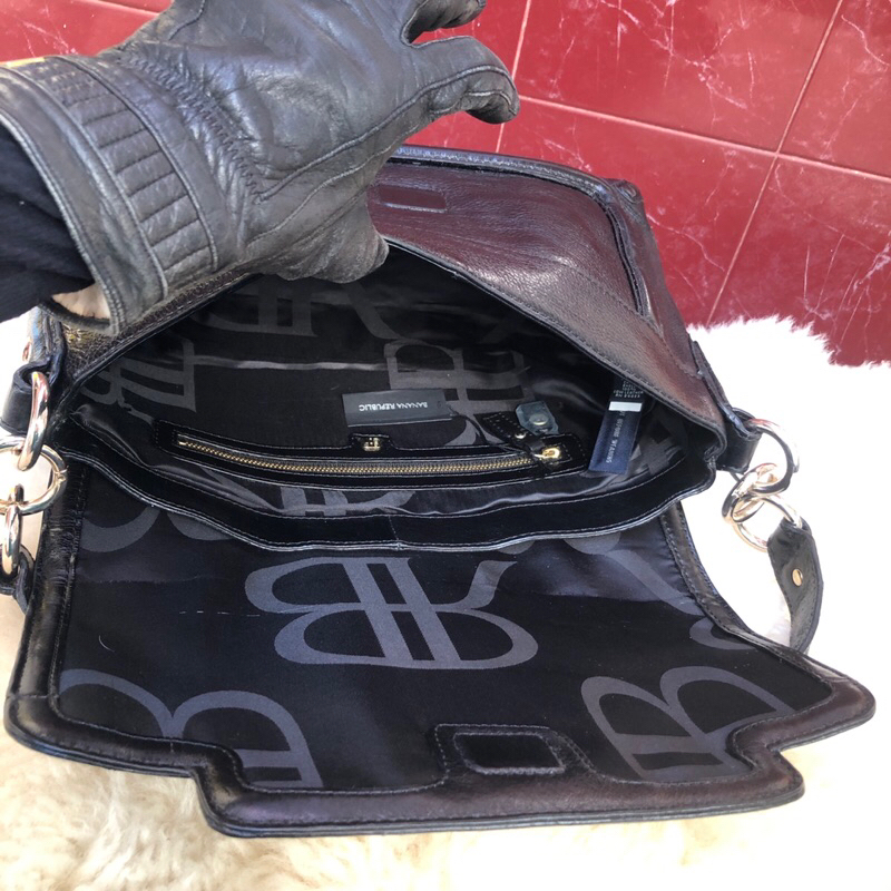 Túi chuẩn si. Túi qua sử dụng. Khách vui lòng xem hình nếu muốn biết thêm thông tin sản phẩm mời khách vô chat . Thanks.