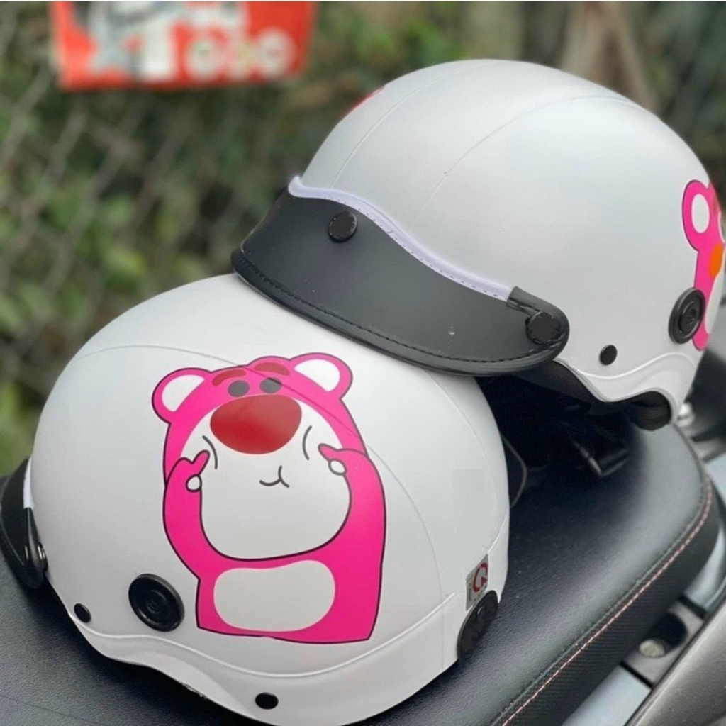 Nón Bảo Hiểm Gấu Dâu Dễ Thương, Nón Bảo Hiểm Màu Hồng Stciker Gấu Dâu Cute