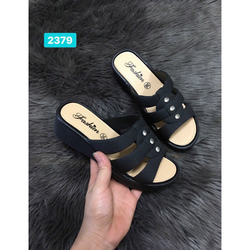 Dép Sandal Nhựa Đế Bằng Chống Trượt Thời Trang Mùa Hè Dành Cho Phụ Nữ Trung Niên( chọn tăng 1 size)