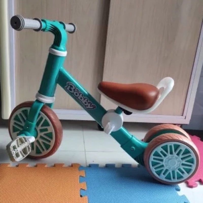 Xe chòi chân kèm bàn đạp quà tặng bobby màu ngẫu nhiên