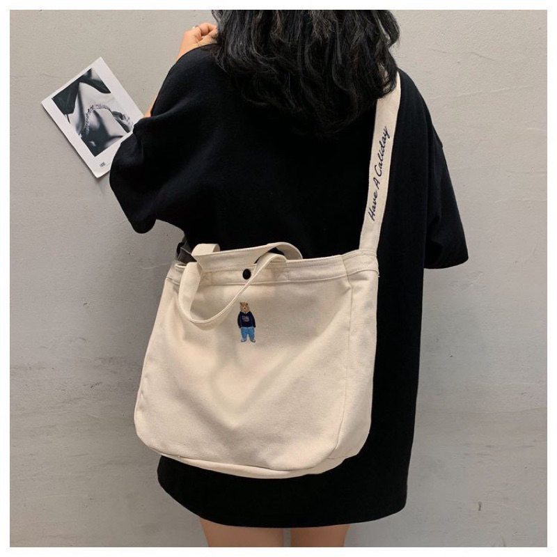 Túi đeo chéo vải canvas thêu hình gấu