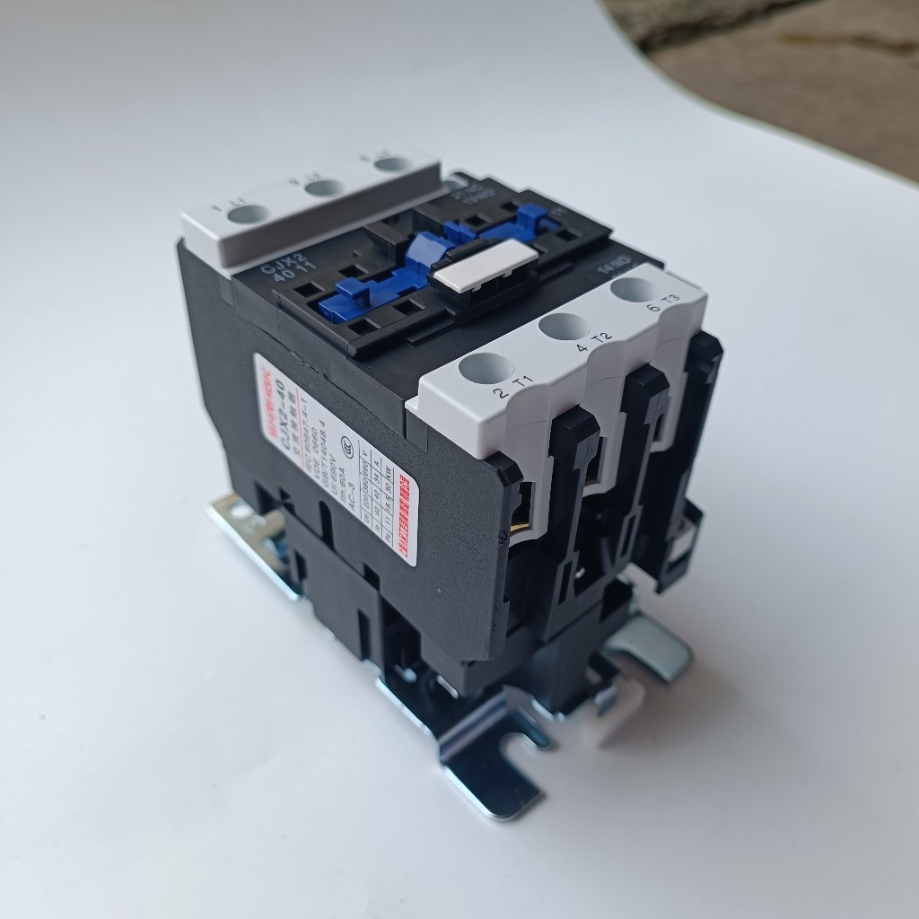 Khởi động từ 3 pha CJX2 25A, 32A, 40A, cuộn hút điện 220V có tiếp điểm NO .