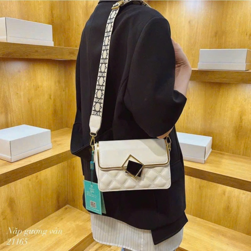 Túi xách túi đeo chéo nữ khoá gương dây bản to da sần ba ngăn