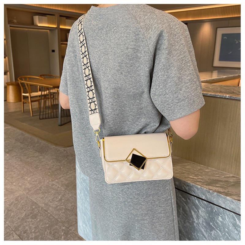 Túi xách túi đeo chéo nữ khoá gương dây bản to da sần ba ngăn