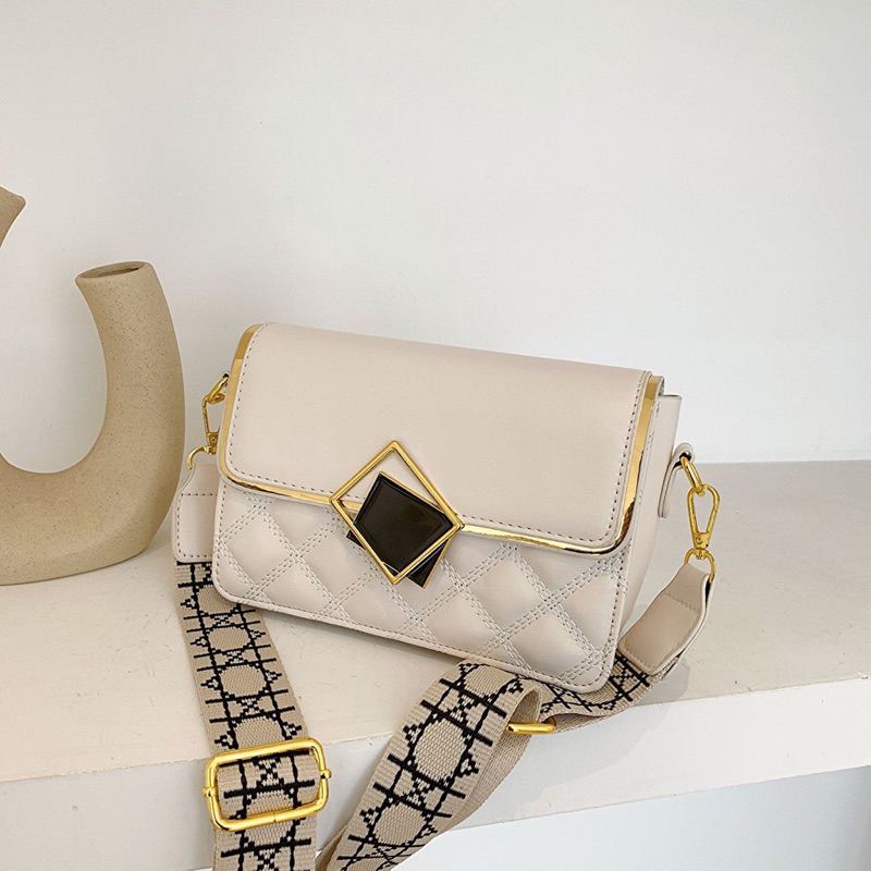 Túi xách túi đeo chéo nữ khoá gương dây bản to da sần ba ngăn