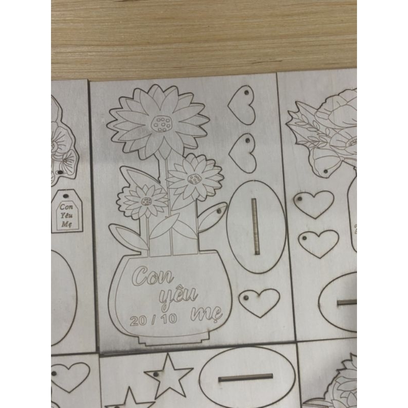 Tranh hoa tô màu đê bàn bằng gỗ