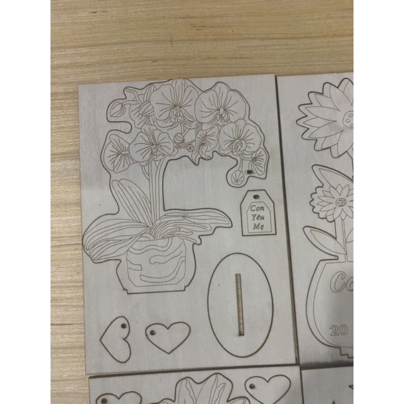 Tranh hoa tô màu đê bàn bằng gỗ