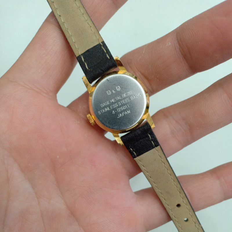 Đồng hồ si nhật nữ cơ cót tay hiệu Q&Q dây da mạ vàng độ mới cao 94%