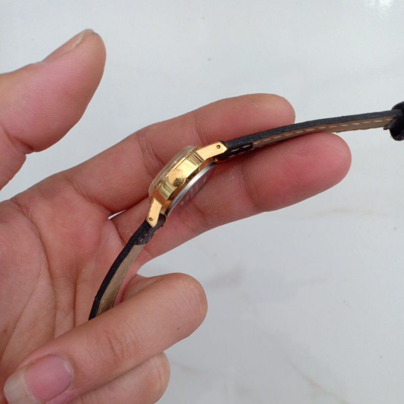 Đồng hồ si nhật nữ cơ cót tay hiệu Q&Q dây da mạ vàng độ mới cao 94%