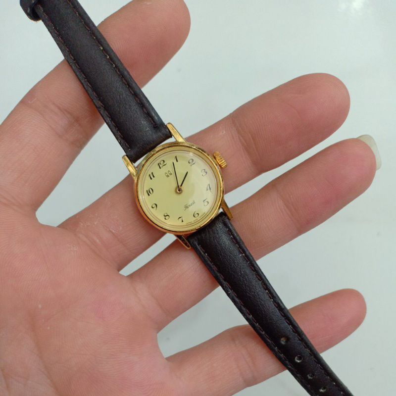 Đồng hồ si nhật nữ cơ cót tay hiệu Q&Q dây da mạ vàng độ mới cao 94%