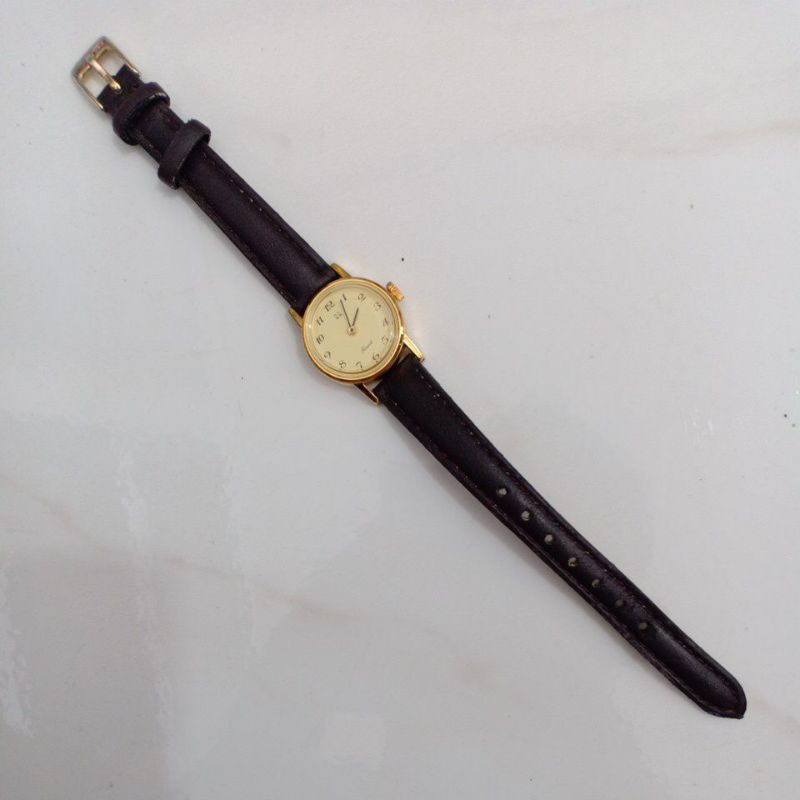 Đồng hồ si nhật nữ cơ cót tay hiệu Q&Q dây da mạ vàng độ mới cao 94%