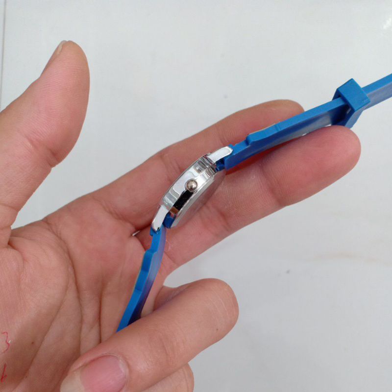 Đồng hồ si nhật trẻ em hình cá hiệu WILLIS dây cao su màu xanh độ mới 90%