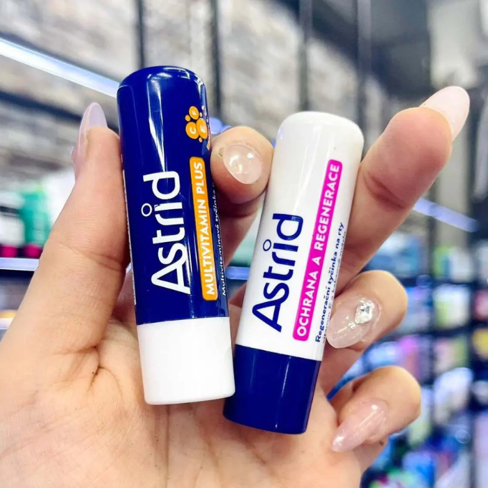 Son dưỡng môi mỡ hươu Astrid xanh trắng Lip Balm 4g Czech