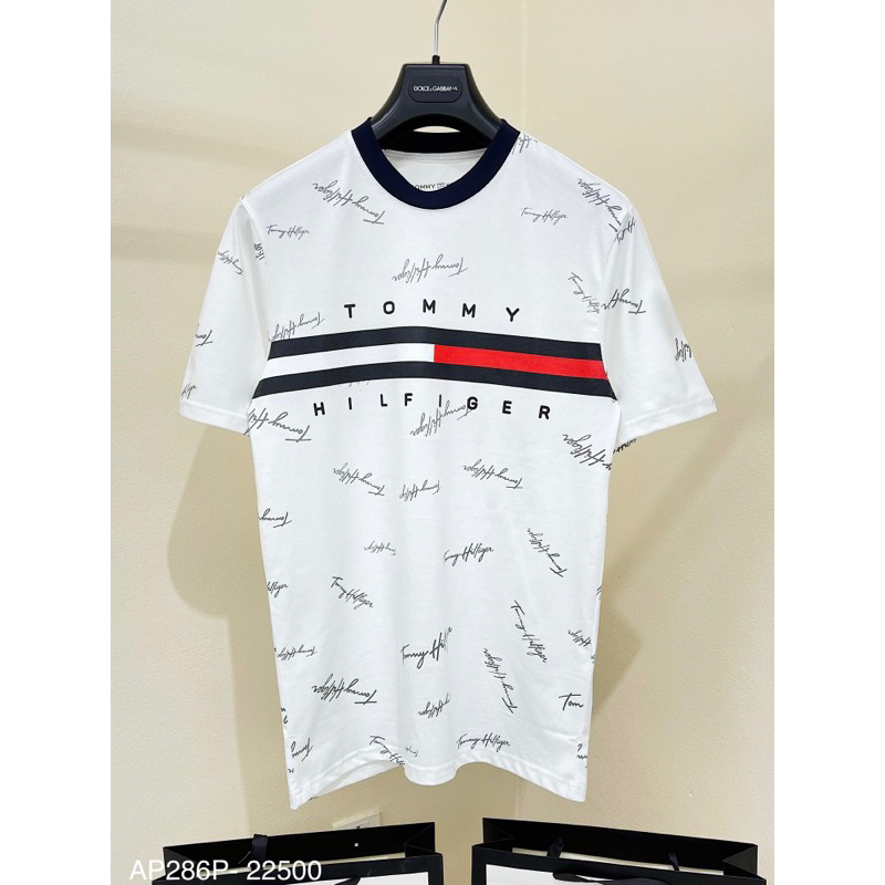 Áo phông nam nữ Tommy Hilfiger in vạch sọc đen trắng đỏ chữ kí quanh áo. Áo Thun Unisex Form Unisex Siêu Hot 2023