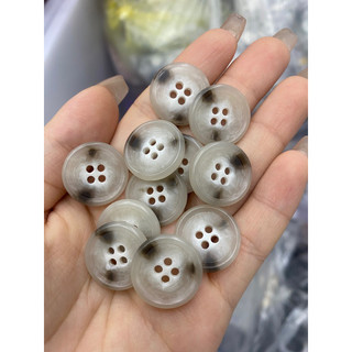 Nút nhựa 4 lỗ xám sọc nâu