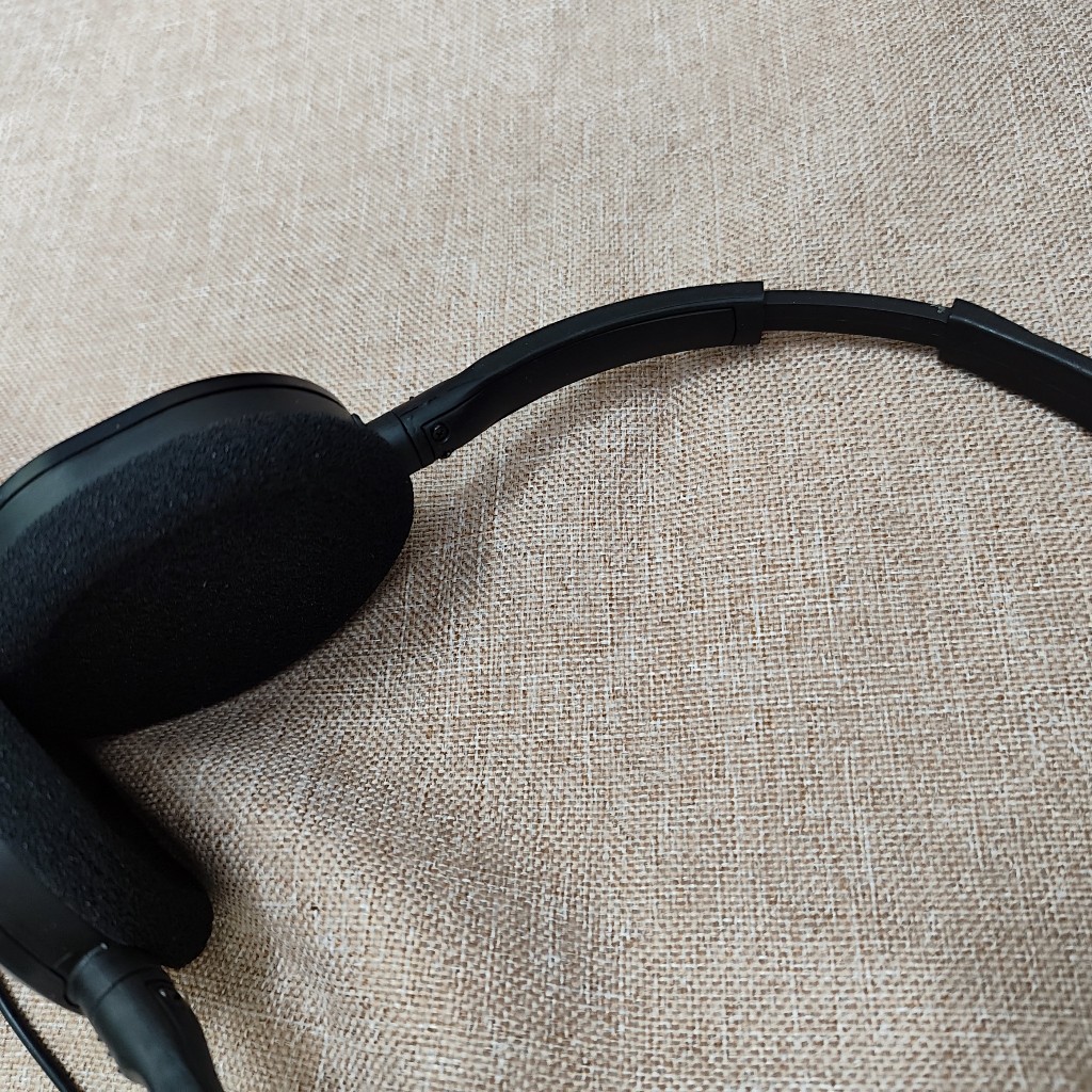 Tai nghe chụp tai đen hàng bãi không rõ tình trạng