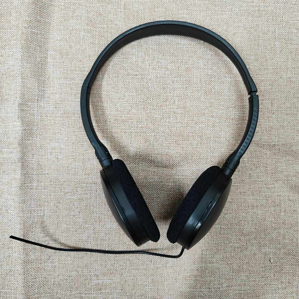 Tai nghe chụp tai đen hàng bãi không rõ tình trạng