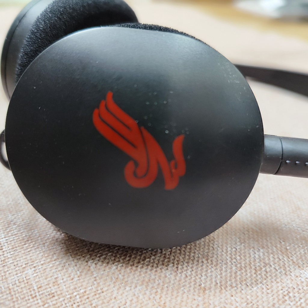 Tai nghe chụp tai đen hàng bãi không rõ tình trạng