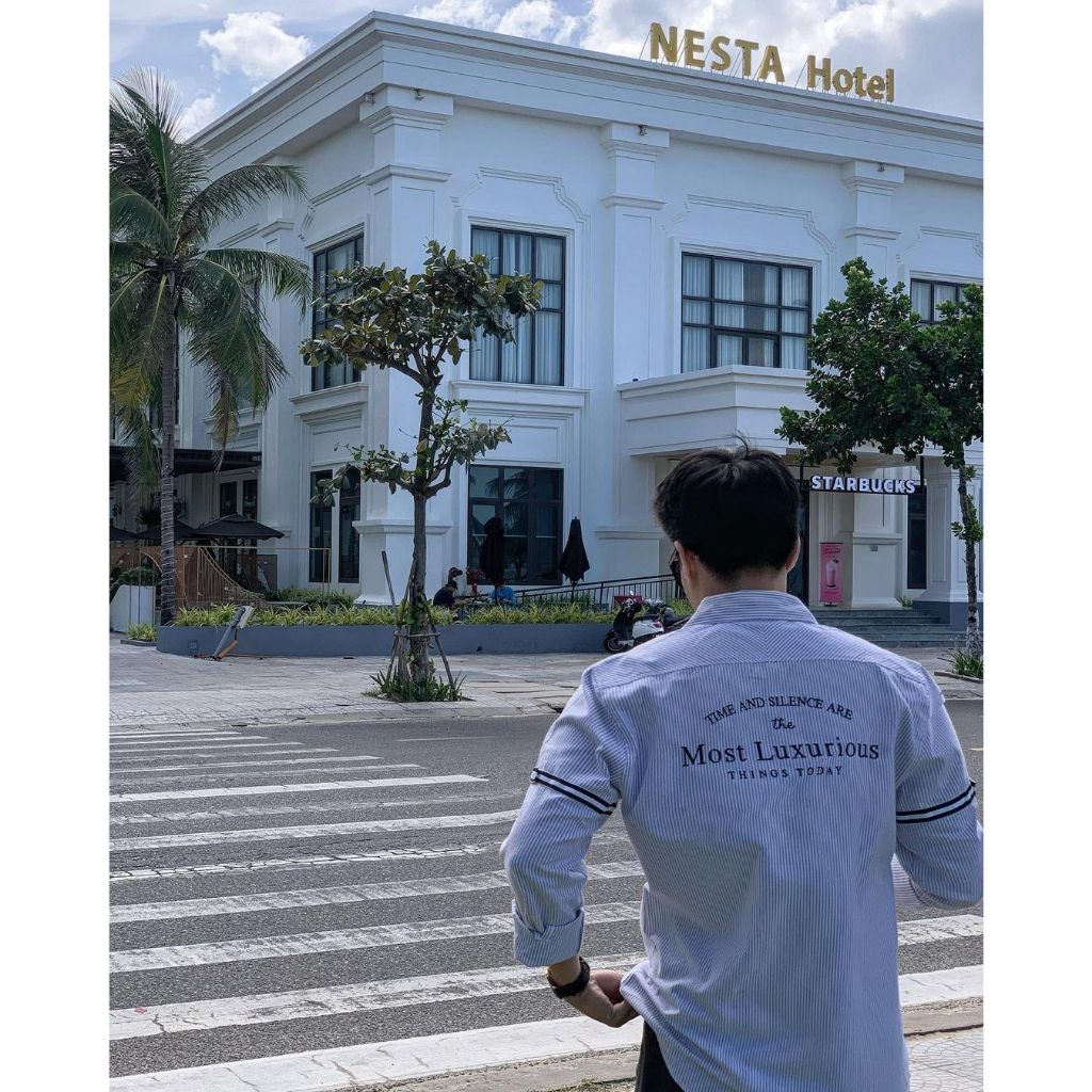 Áo sơ mi Oxford phối viền tay áo và hình thêu sau lưng trẻ trung - dễ mang hằng ngày