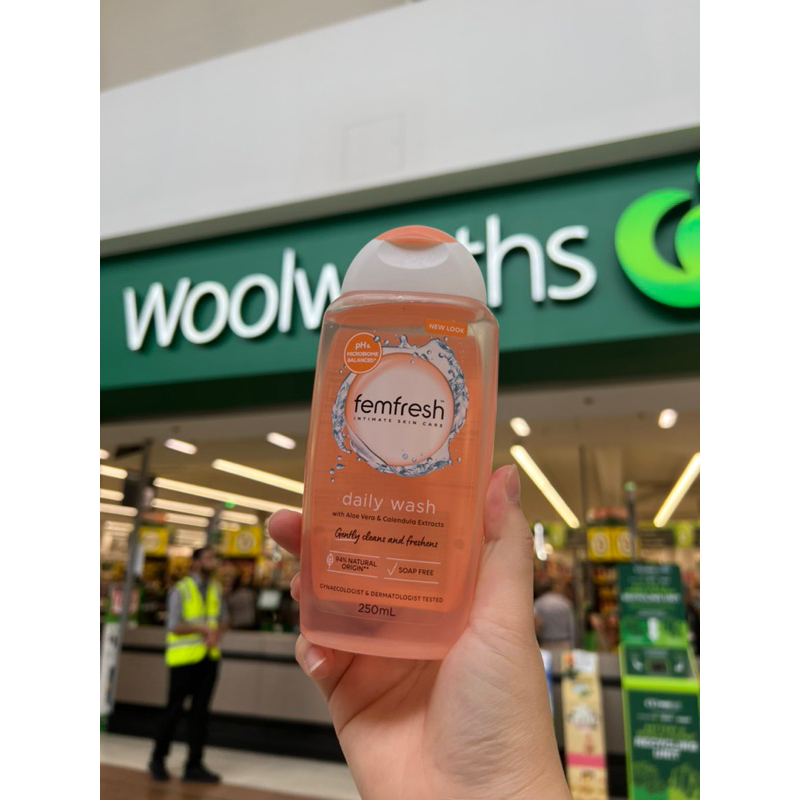 Dung dịch vệ sinh phụ nữ F e m F r e s h Daily Intimate Wash chai 600ml của Úc