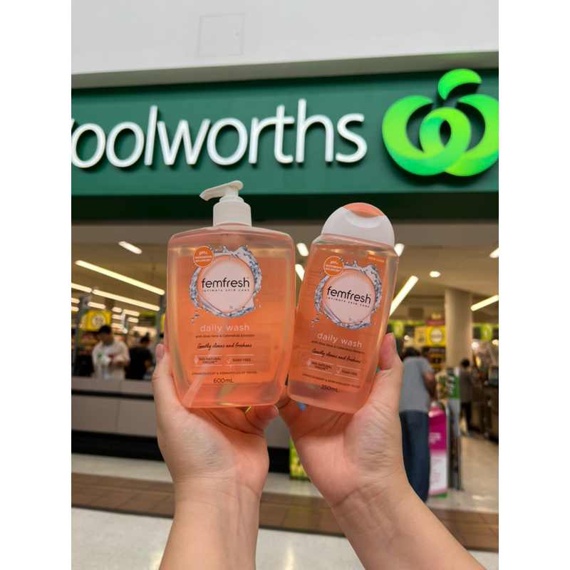 Dung dịch vệ sinh phụ nữ F e m F r e s h Daily Intimate Wash chai 600ml của Úc