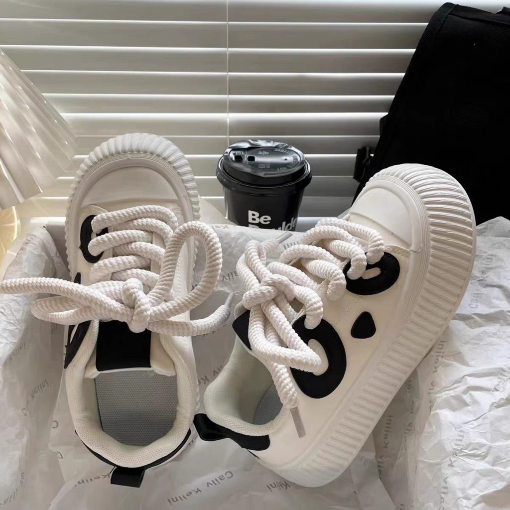 Giày thể thao nữ hình đôi mắt đế bằng 4 cm bánh mì đơn giản buộc dây màu đen trắng đẹp mới hot năng động