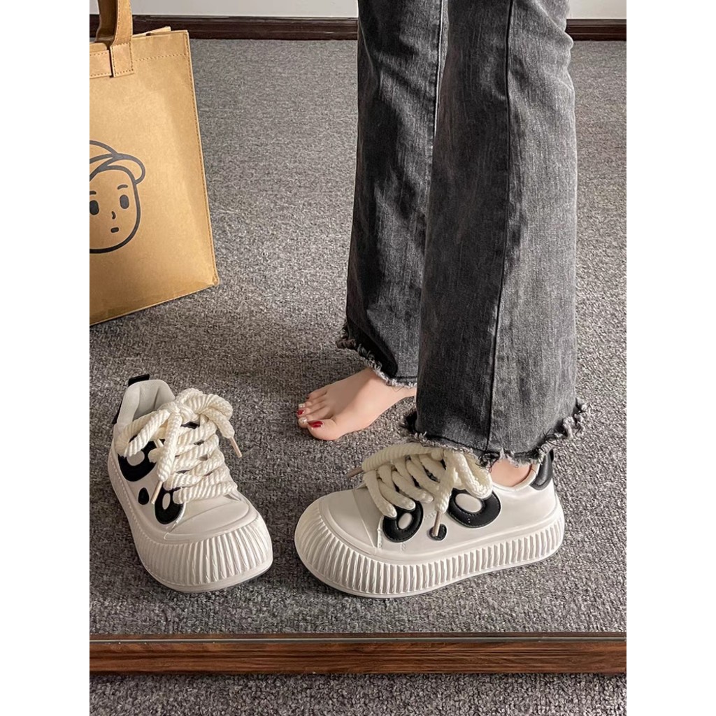Giày thể thao nữ hình đôi mắt đế bằng 4 cm bánh mì đơn giản buộc dây màu đen trắng đẹp mới hot năng động