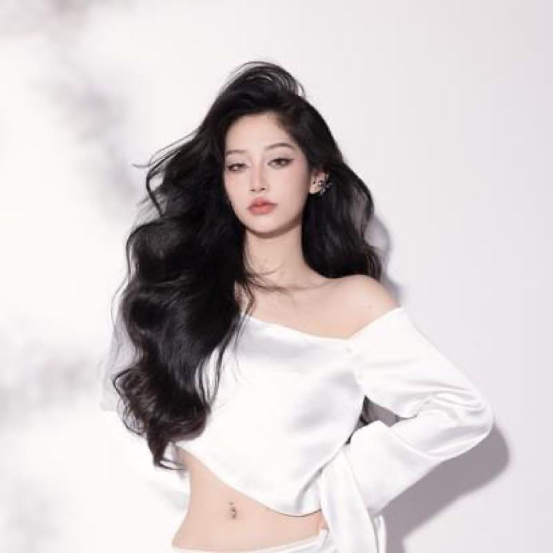 Váy đuôi cá chụp hình quyến rũ nghệ thuật tay loe trễ vai