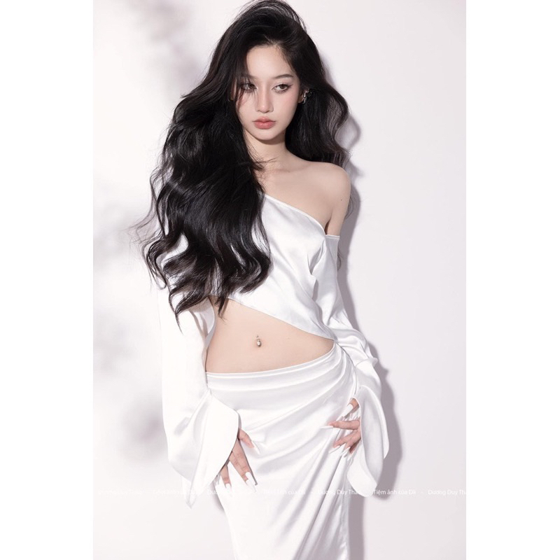 Váy đuôi cá chụp hình quyến rũ nghệ thuật tay loe trễ vai