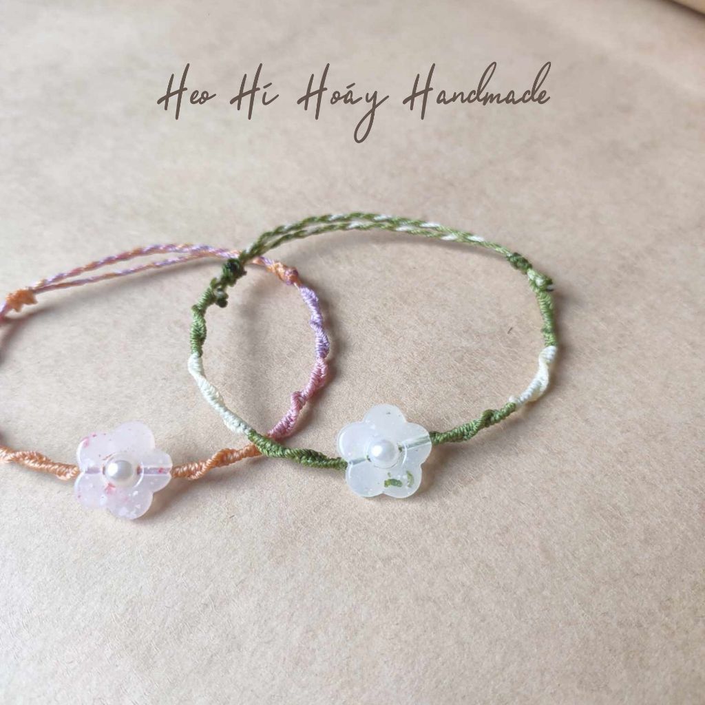 Vòng tay handmade đan xoắn phối hoa 5 cánh by Heo Hí Hoáy